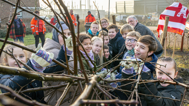 Wethouder en basisschoolleerlingen planten vierde Tiny Forest in Vroonermeer-Noord