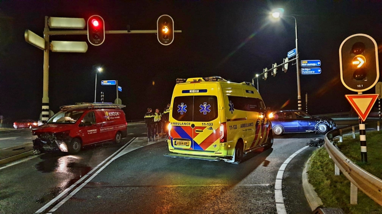 Harde botsing op kruising N244 en N246 bij Kogerpolderbrug
