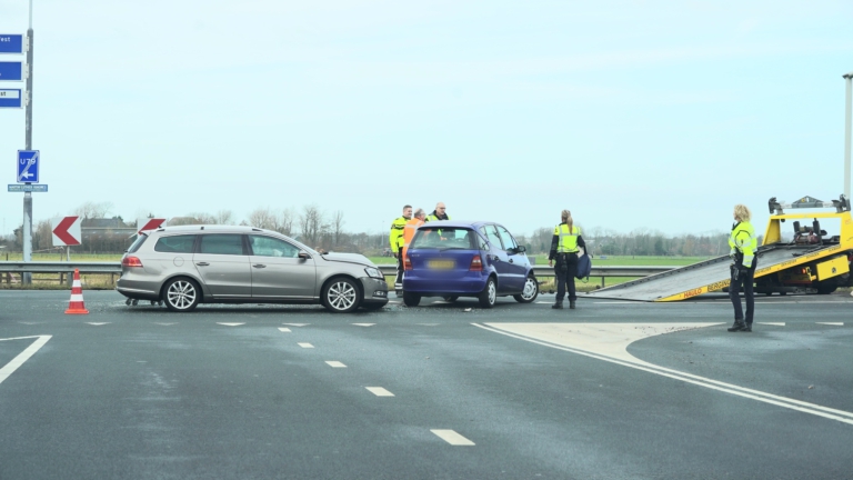 Bestuurster door rood: veel blikschade op T-splitsing N9 – Huiswaarderweg