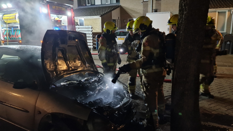 Ford Ka vat vlam in Alkmaarse Hannie Schaftstraat; brandstichting niet uitgesloten
