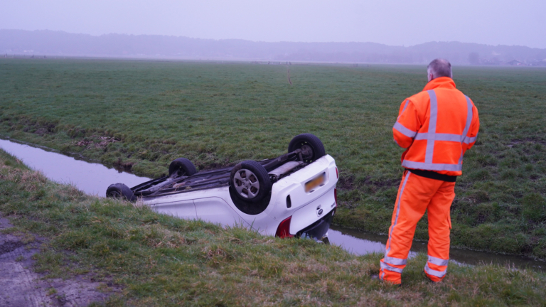 Automobilist raakt te water bij Hogeweg in Schoorl; omstander schiet te hulp