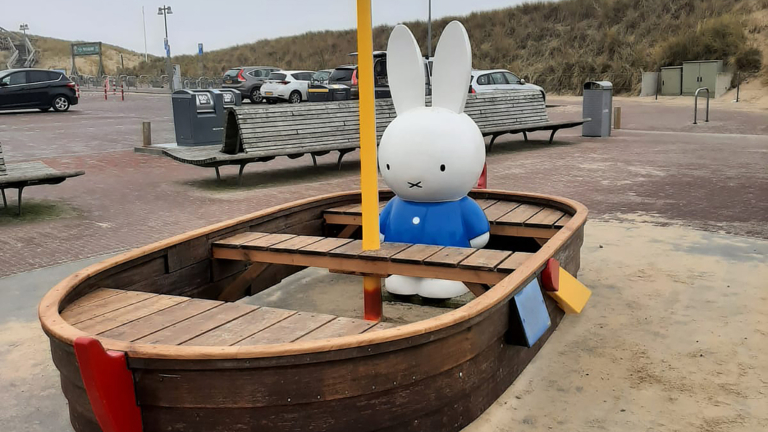 Nijntje na ‘schoonheidsbehandeling’ weer terug in Egmond aan Zee