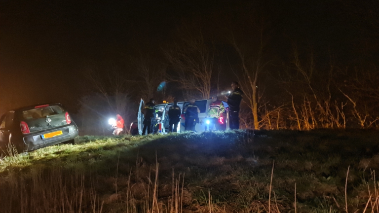 Automobilist dommelt weg en ramt verkeersbord langs N244