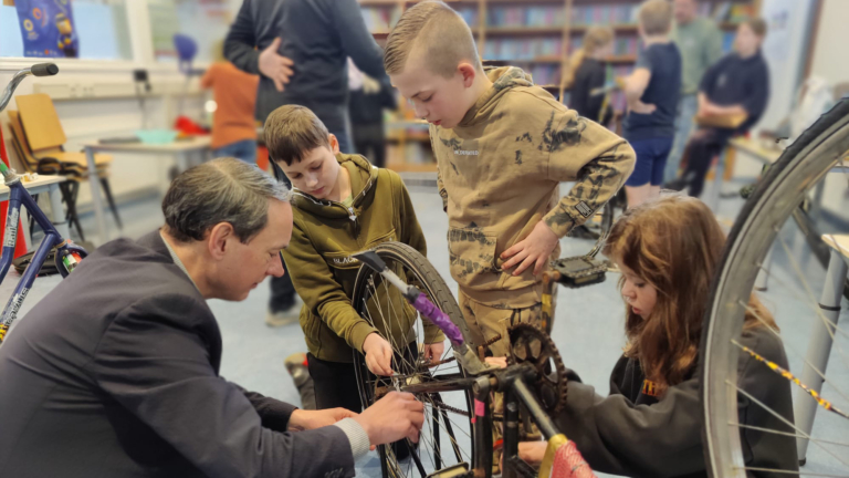 Wethouder Briët neemt kijkje bij maakonderwijs op de Driemaster in Egmond aan Zee