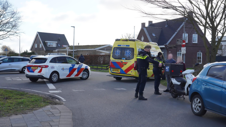 Bezorgscooter aangereden op Sint Adelbertusweg in Egmond-Binnen