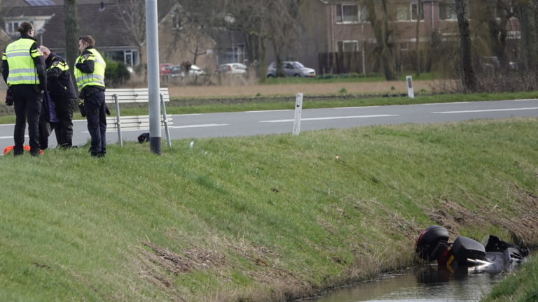 Motorrijder valt en belandt in sloot langs Westelijke Randweg Oudkarspel