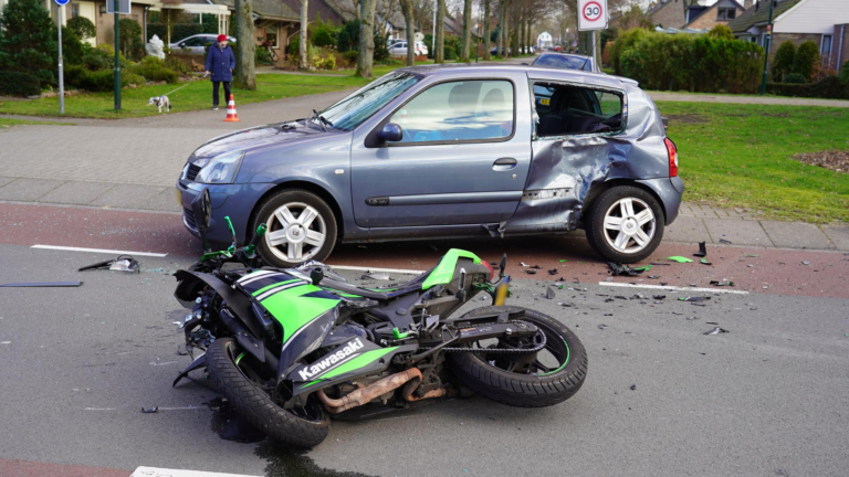 Motorrijder vliegt meters door de lucht na aanrijding in Heiloo