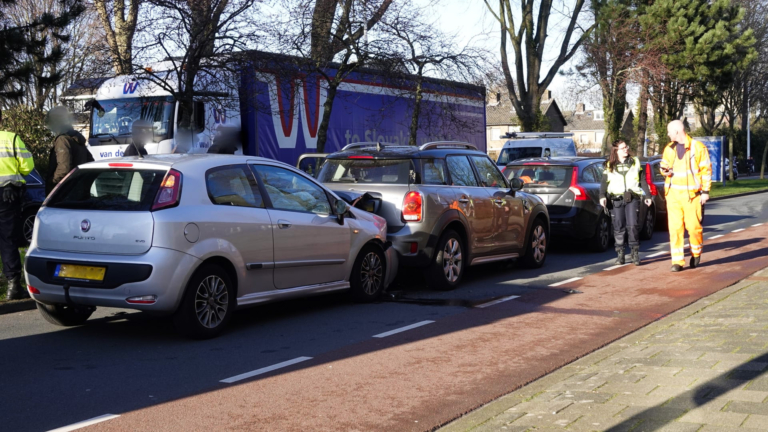 Kettingbotsing op Vondelstraat in Alkmaar, berger komt ter plaatse