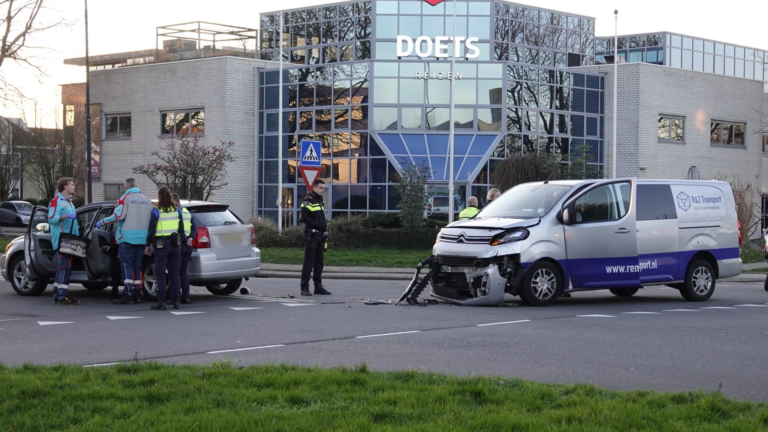 Vrouw lichtgewond bij aanrijding op Heerhugowaardse kruising