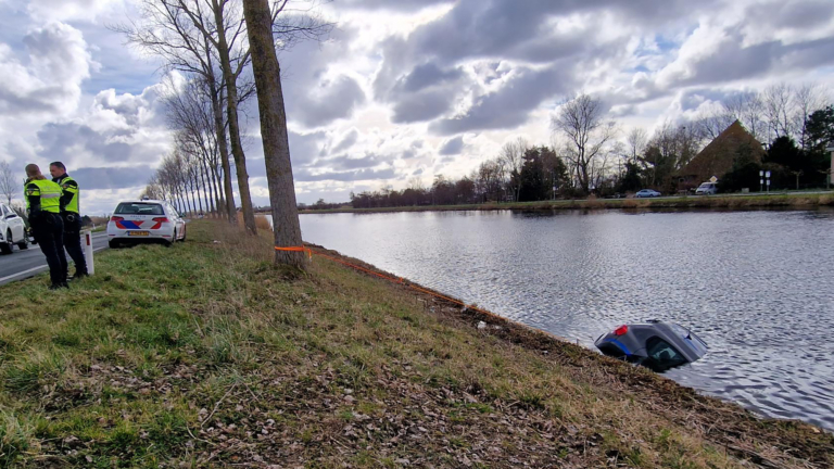 Automobilist rijdt Noordhollandsch Kanaal in
