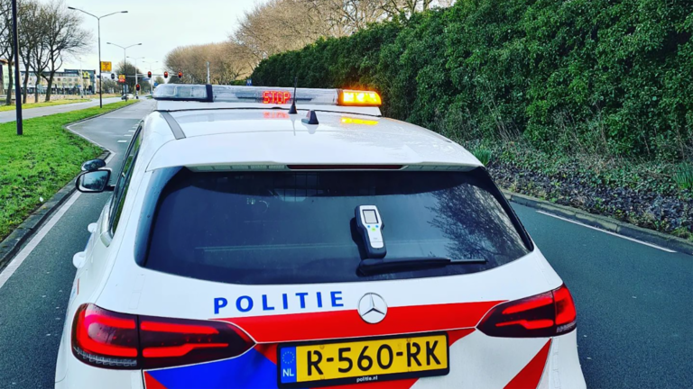 Waardse politie betrapt drankrijder en neemt auto af van man zonder rijbewijs