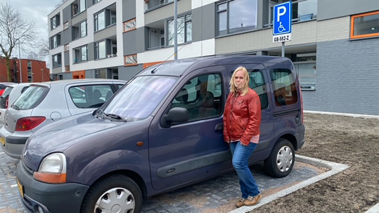 Meerdere garages melden zich met nieuwe katalysator voor Sabines rolstoelauto; “Dit is het mooiste verjaardagscadeau”