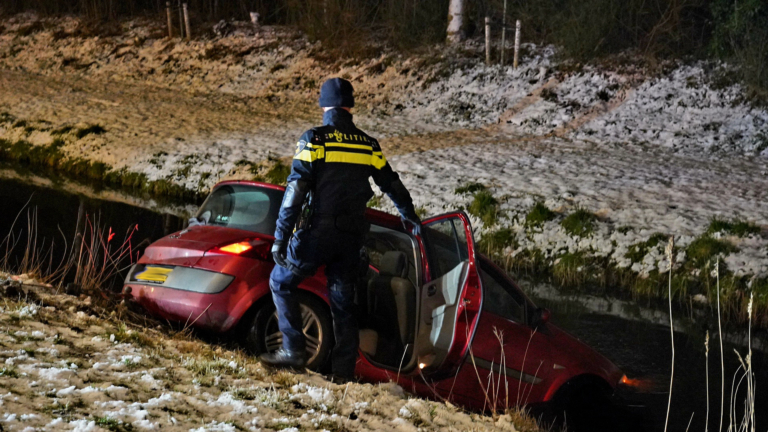 Automobilist met teveel drank op eindigt in sloot langs Hertog Aalbrechtweg in Alkmaar