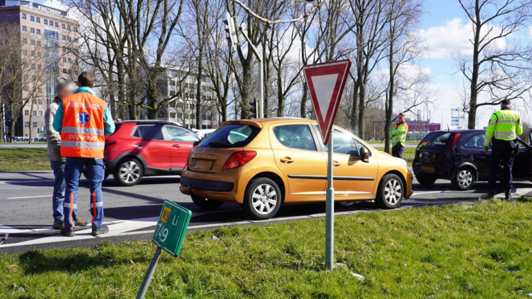 Kop-staartbotsing op Verkeerplein Kooimeer, berger komt ter plaatse