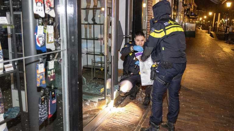 Klopjacht naar dader die onderbroeken jatte bij Alkmaarse kledingwinkel; handelde alleen en was donker gekleed