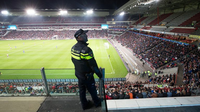 Lazio Roma fans blijven grotendeels thuis tijdens wedstrijd tegen AZ