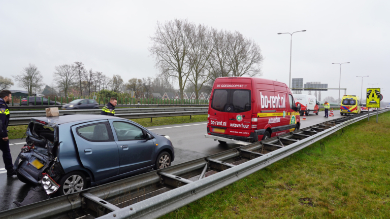 Veel schade en een gewonde bij ongeluk op N242