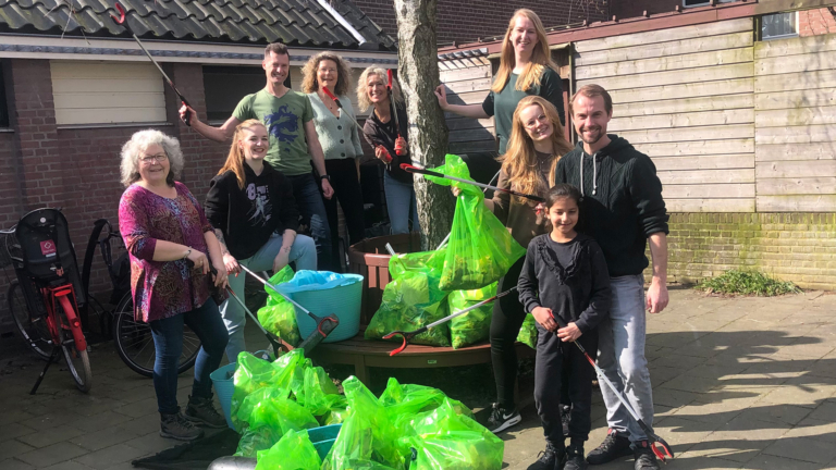 Trashwalk op Landelijke Opschoondag: “Ik vind het heel tof dat mensen in hun vrije weekend helpen schoonmaken.”