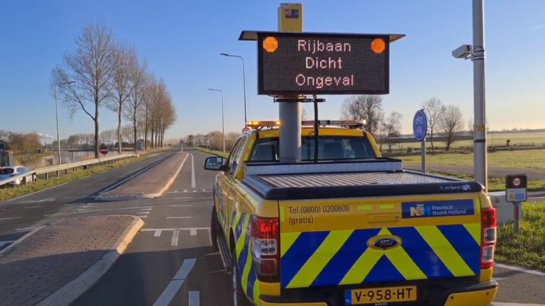 Veel overlast voor verkeer ochtendspits N244: drie auto’s klappen op elkaar