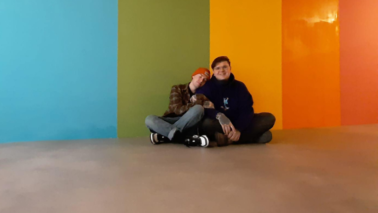 Thomas gaat na dood partner verder met boekwinkel: “Valentijn heeft iets heel moois achtergelaten”
