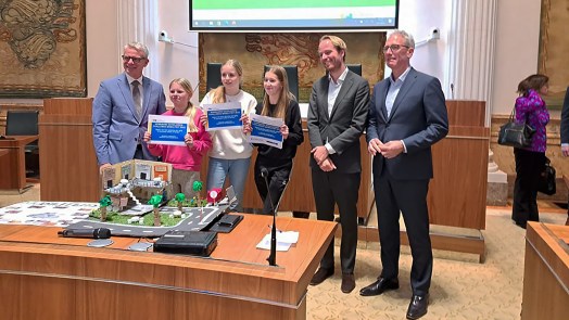Gwen, Fien en Bente van PCC Bergen winnen provinciale challenge met hun ontwerp-mobiliteitshub