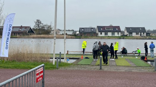 Belangstelling voor watersport op regenachtige open dag: “Lijkt me toch wel lachen”