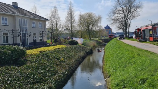 Man raakt beklemd onder te water geraakte grasmaaier en overlijdt