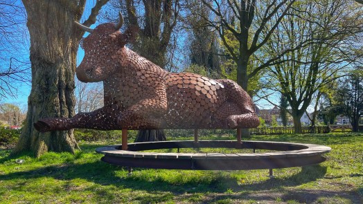 De stille stalen grazer in het Victoriepark: haar naam is Ahimsa