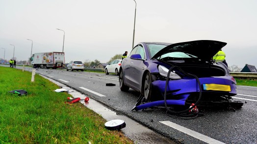 Auto en vrachtwagen klappen op elkaar op de N9; Tesla reed op automatische piloot
