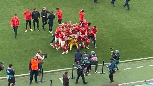 Jonge AZ-voetballers krijgen huldiging in Alkmaar na winst Youth League