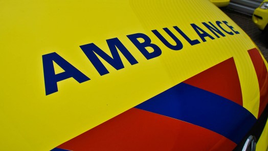 Motorrijder gewond bij botsing in Limmen, fietser ongedeerd