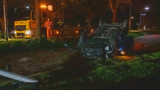 Auto vliegt uit de bocht en slaat over de kop in Bergen