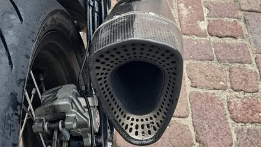 Motorrijder knalt door Bergense buurt zonder geluidsdemper