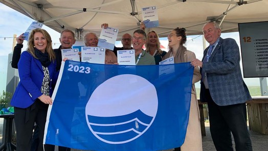 Weer een Blauwe Vlag voor stranden van gemeente Bergen: “Dat is heel hard werken”