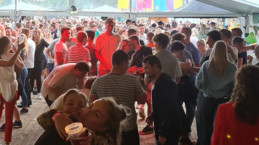 Egmondse vriendengroep redt kermis van ondergang en tovert hem om tot festival: “We willen dat het echt een begrip wordt”