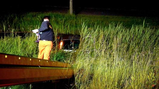 Automobilist rijdt sloot langs A9 in bij Kooimeer