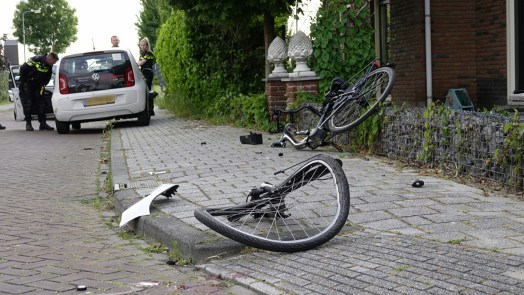 Fietser ernstig gewond bij frontale botsing op Klaversloot in Broek op Langedijk