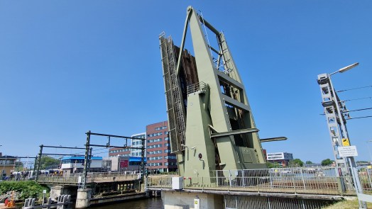 Beroepsvaart maakt zich zorgen om slechte bereikbaarheid regio door gestremde bruggen