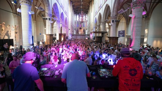 Gewijde stilte tijdens vrolijke Silent Disco in Grote Kerk