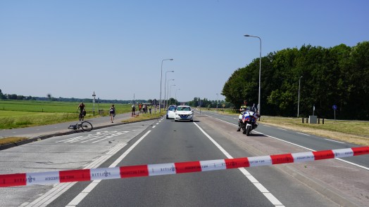 Fietser zwaargewond na harde klap met taxi op Hoeverweg