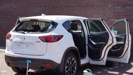 Brandblusser ontploft in auto op Alkmaarse Scheepsjagerstraat