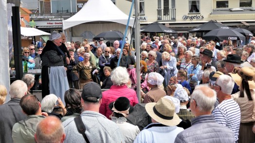 Drukke planning tijdens Visserijdag in Egmond aan Zee