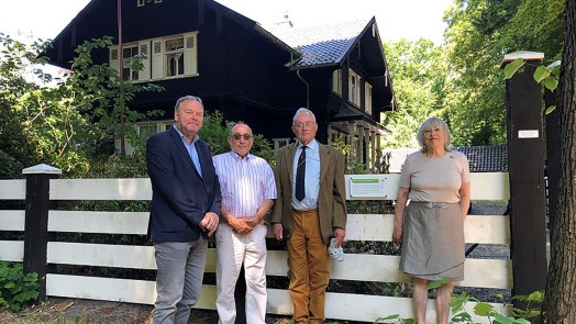 Herinneringsbord geplaatst bij onderduikvilla in Heiloo