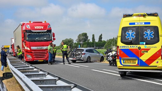 N9 geblokkeerd na ongeluk met vrachtwagen en auto jong gezin