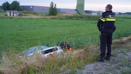 Auto glijdt slootje in langs Olivijnstraat in Alkmaar