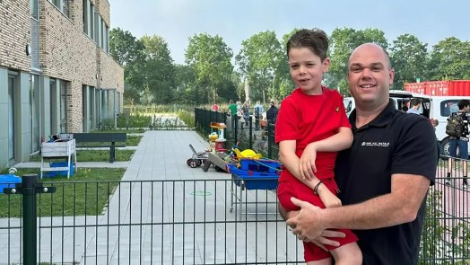 Vader Leo kan kaal schoolplein niet aanzien en haalt geld op voor speeltoestellen