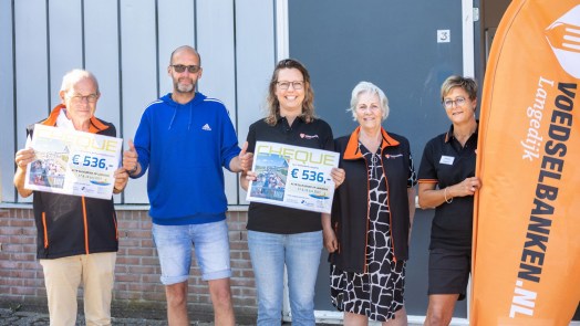 Vrijwilligers van de sluis halen ruim duizend euro op voor voedselbanken