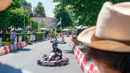 Dorpskern Limmen op zonnige zondag omgetoverd tot kartbaan