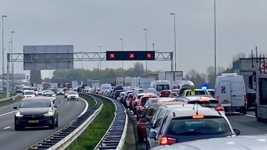 Flinke ellende op de A9: botsing, aangereden slagboom, autopech en kapot matrixbord