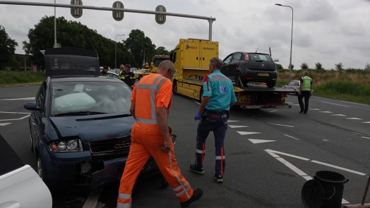 Flinke file na botsing op T-splitsing Westerweg en Kamerlingh Onnesweg